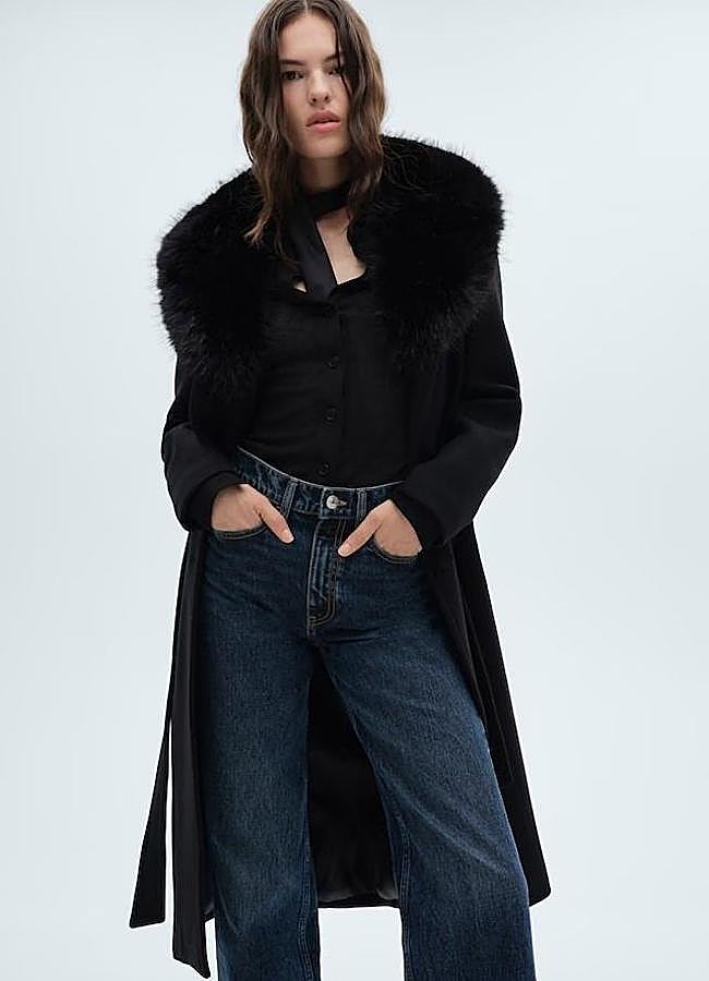 Imagen - Abrigo con cinturón decorado con cuello de pelo