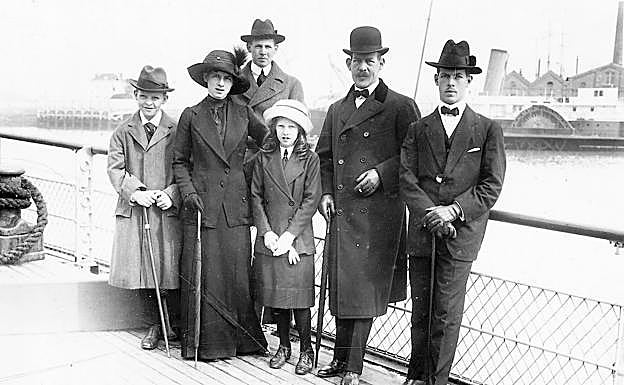 La familia real de Grecia: de izquierda a derecha, el príncipe Alejandro, la princesa Elena, el duque de Esparta, la princesa Irene, el rey Constantino I de Grecia y el príncipe Pablo. 