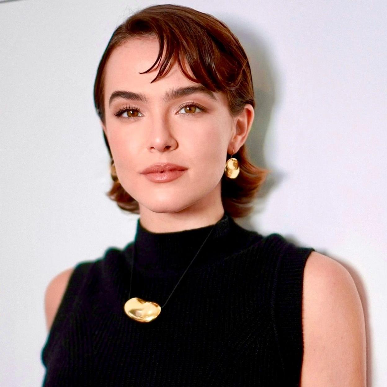 La actriz Zoey Deutch con piel luminosa