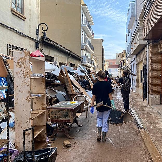 Tres jóvenes voluntarios por las calles de Aldaia. 