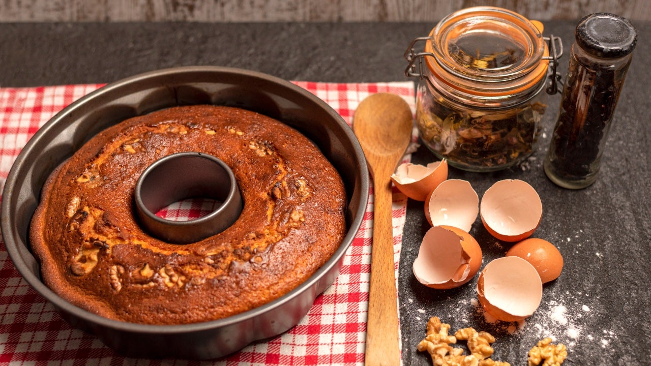 Para que la cocción de nuestro bizcocho sea la correcta convierne echarle un vistazo de vez en cuando y si a mitad de la cocción detectamos que se puede quemar, taparlo con albal. 