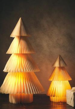 Imagen secundaria 2 - El árbol de luces de sobremesa mide 33 centímetros y cuesta 29.99 euros. Los de papel van de los 50 a los 160 centímetros de alto (izquierda) y cuestan entre 159 y 49.99 euros; y los de la derecha, con luz, los hay en formato de 90 centímetros (69.99 euros) y de 50 centímetros (39.99 euros).