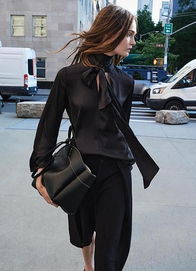 Imagen - Camisa con pañuelo negra de satén