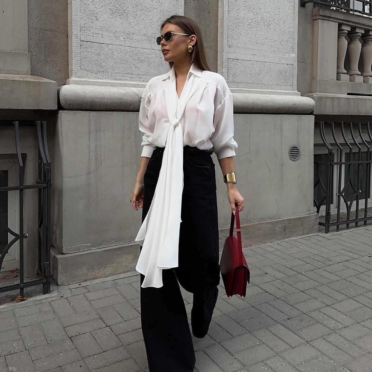 Influencer con look elegante de camisa con pañuelo