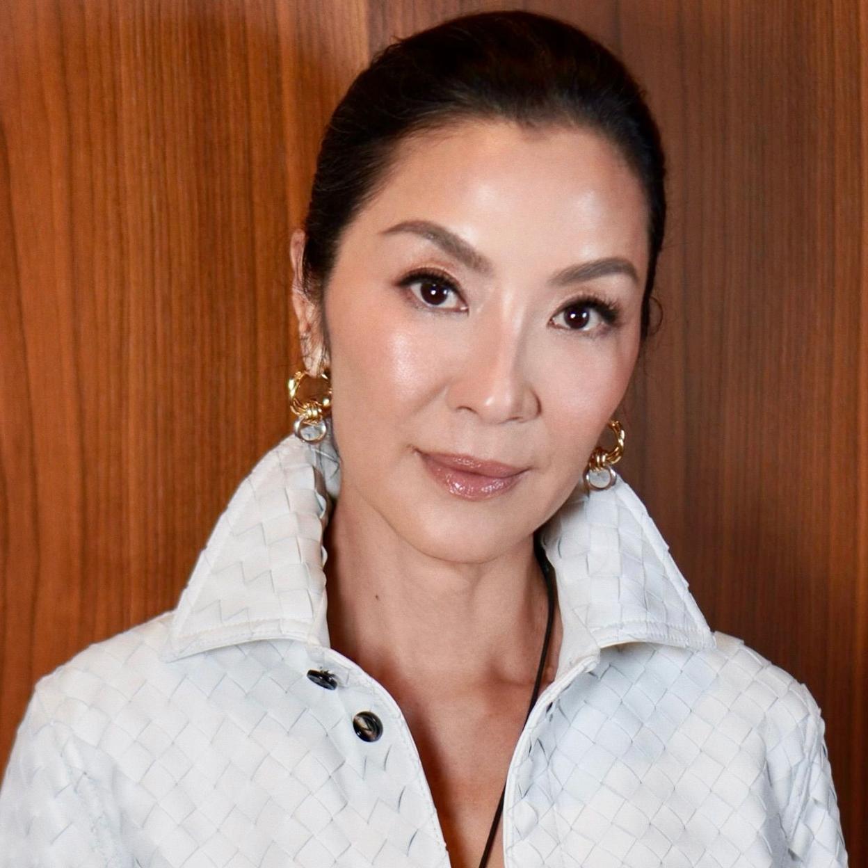 Michelle Yeoh con piel tersa.