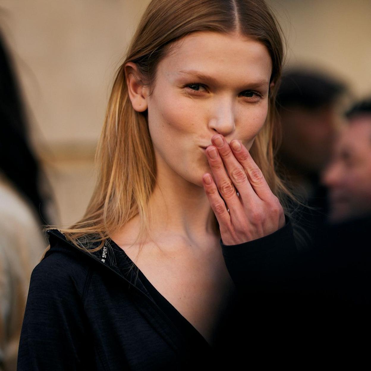 Modelo tirando un beso a la cámara