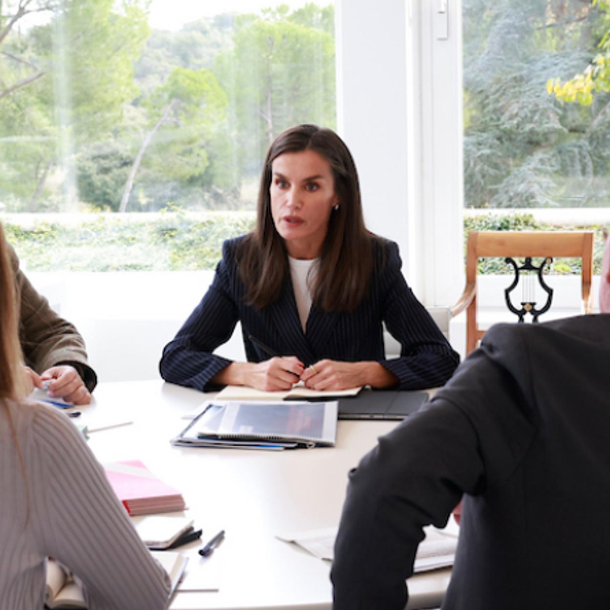 La reina Letizia, en la reunión con seis entidades sociales para analizar la asistencia a los afectados por la DANA en Valencia. 