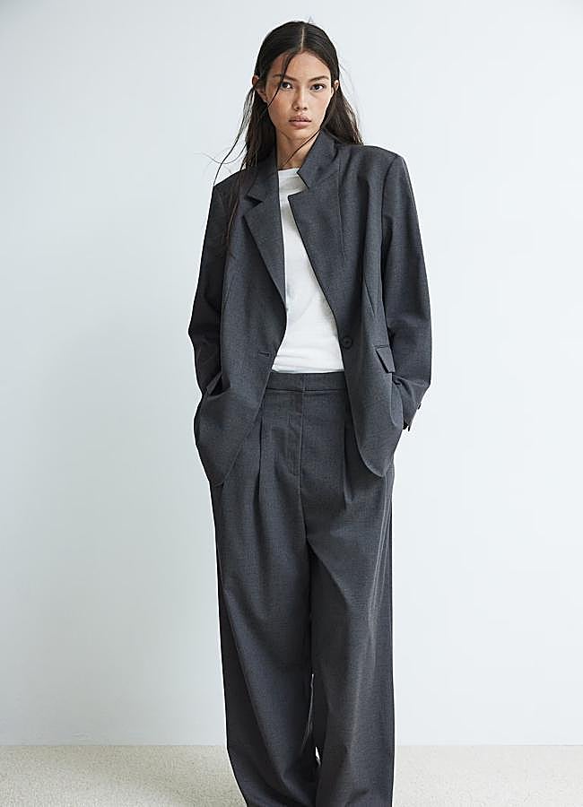 Imagen - Traje gris oversize de H&M: chaqueta 35,99 euros y pantalón 29,99 euros.