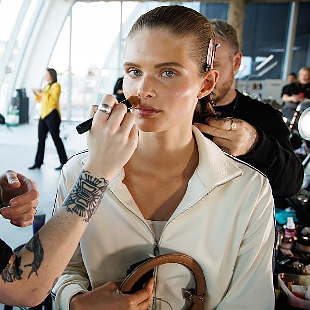 Cómo aplicar el corrector de maquillaje para conseguir un rostro más esculpido