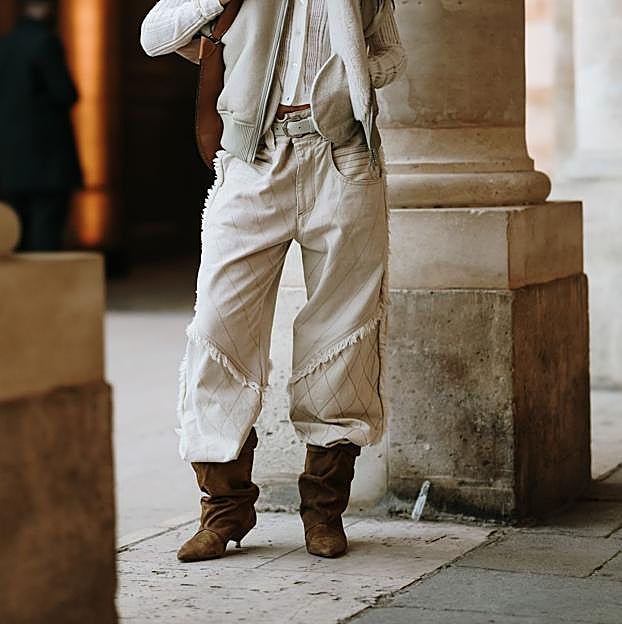 Botas arrugadas, la tendencia para llevar con pantalones anchos este invierno