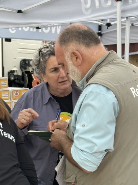 Pepa Muñoz con el chef José Andrés, fudnador de World Central Kitchen, en Valencia.