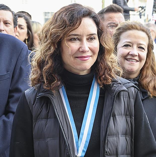 El look más rockero de Isabel Díaz Ayuso en el día de la Almudena: falda entallada de cuero y las botas de tacón más cómodas