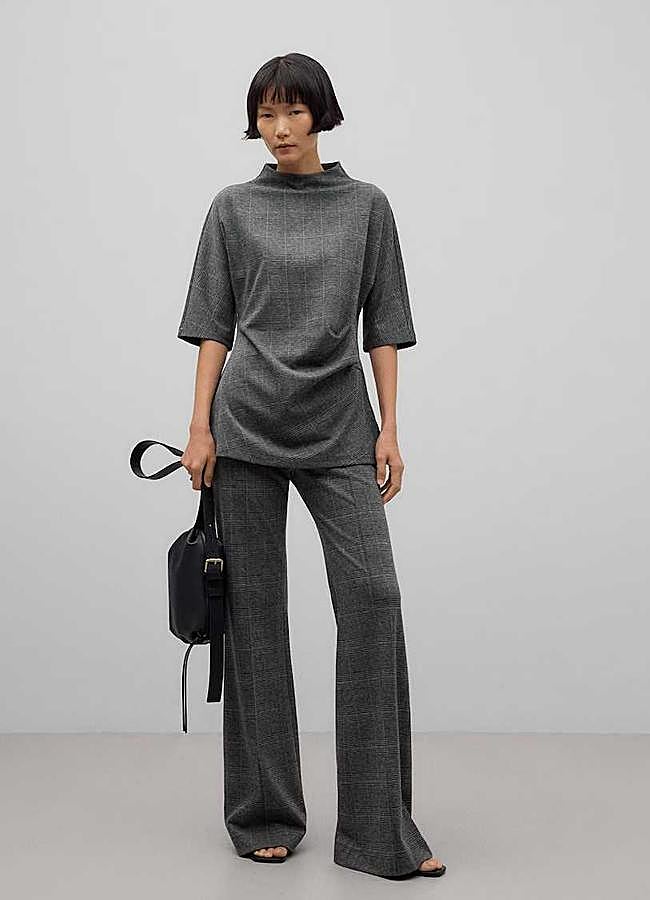 Imagen - Top de mujer drapeado con cuello chimenea (129€ en El Corte Inglés) y Pantalón ancho de mujer en tejido de punto con cinturilla interior (129€ en El Corte Inglés) de Adolfo Domínguez