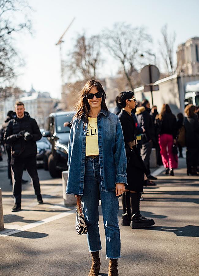 Imagen - Un look con doble denim compuesto por vaqueros rectos y sobrecamisa. Foto: Launchmetrics spotlight.