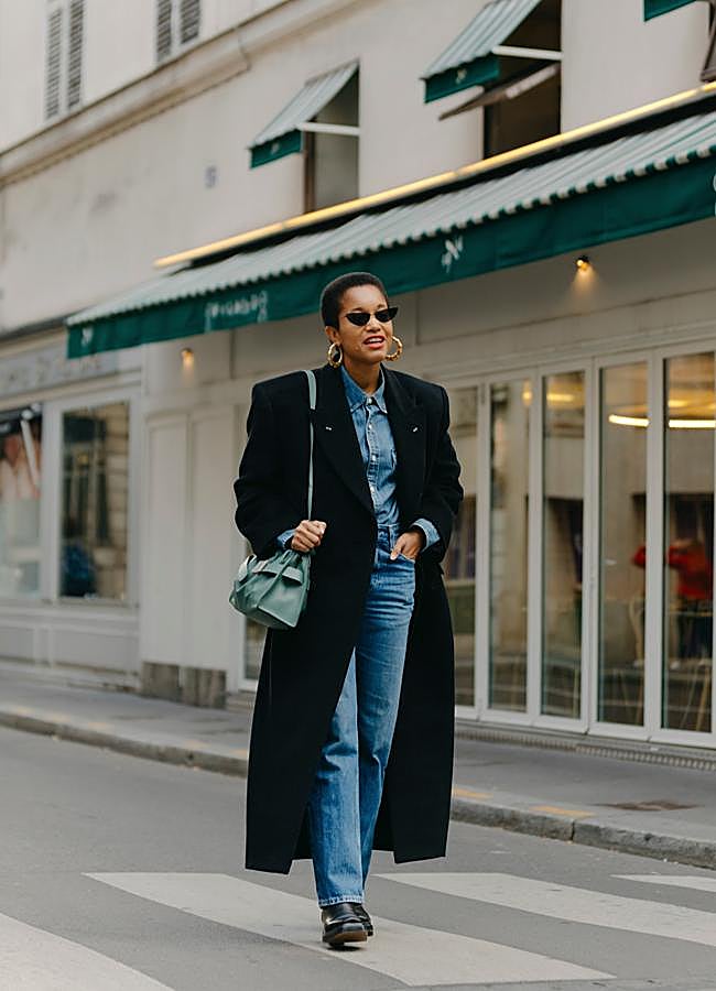 Imagen - Un look con doble denim y abrigo. Foto: Launchmetrics spotlight