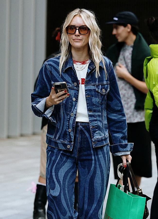 Imagen - Un look con piezas en denim estampadadas. Foto: Launchmetrics spotlight.