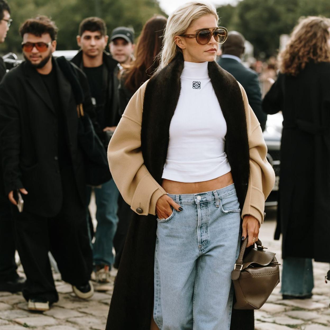 Un look de street style con jeans anchos.