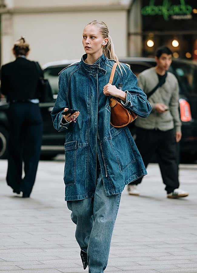 Imagen - Total look en denim con bolso marrón. Foto: Launchmetrics spotlight.