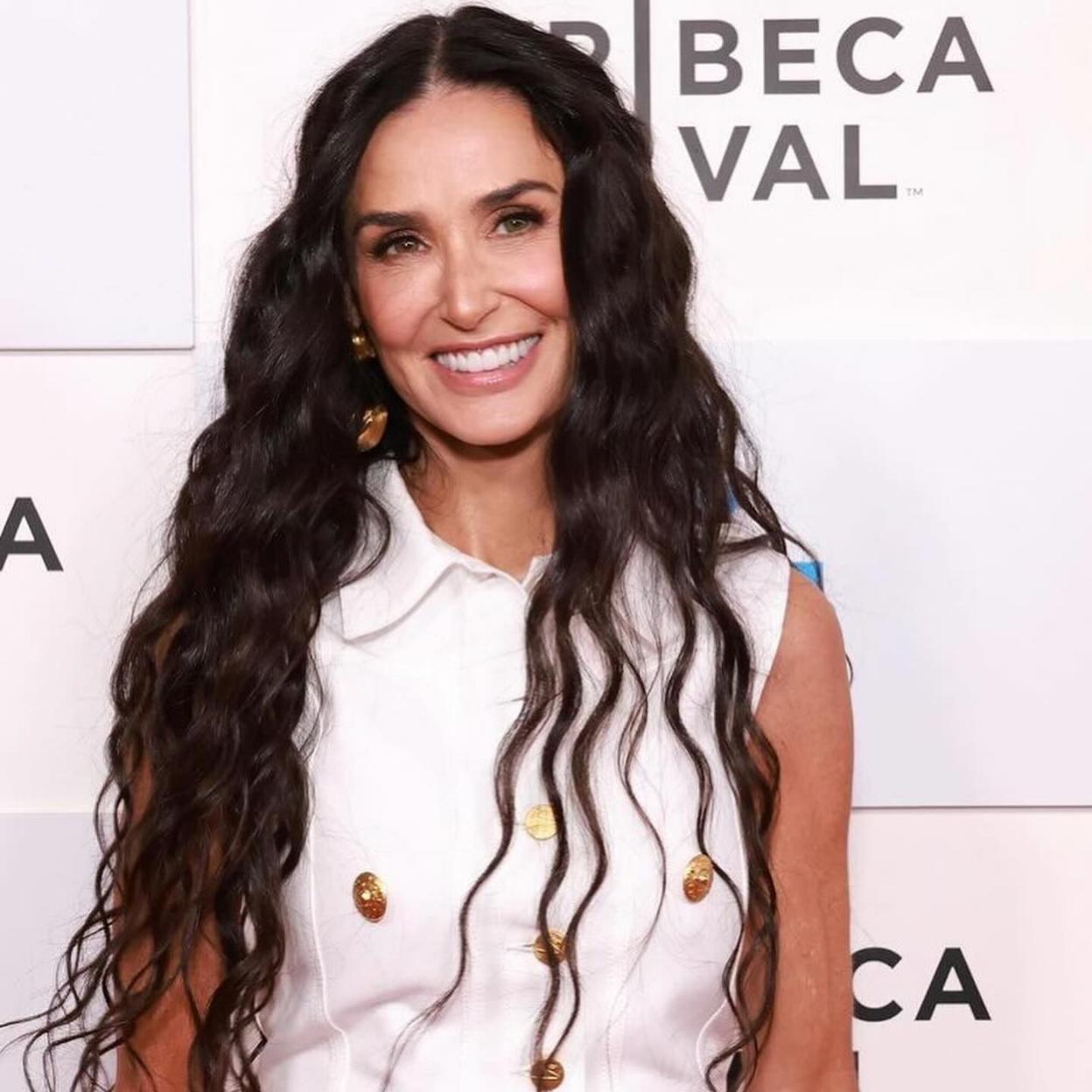 Demi Moore con pelo largo y con volumen