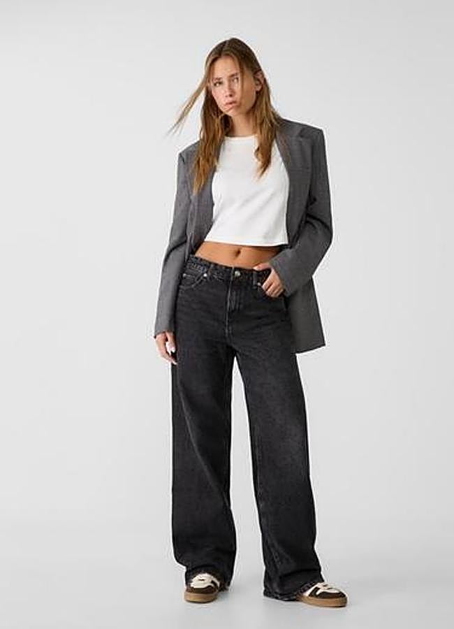 Imagen - Los pantalones virales de Stradivarius están disponibles en color negro.