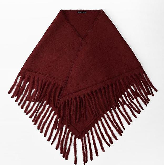 Imagen principal - Chal flecos con lana (25,95€)/ Bufanda efecto pelo estampado animal (25,95€)/ Estola punto combinado efecto pelo (25,95€)