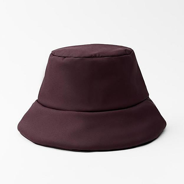 Imagen principal - Gorro bucket engomado acolchado (15,95€)/ Gorro efecto pelo (22,95€)/ Boina lana lazo (15,95€)