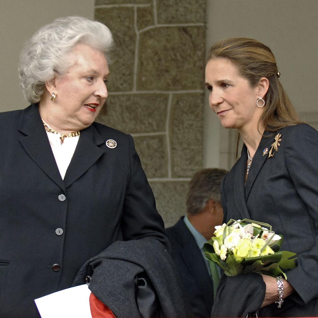 Las reinas Letizia y Sofía visitando el rastrillo en 2019. 