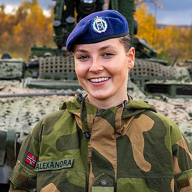 La princesa Ingrid Alexandra de Noruega vestida de uniforme militar. 