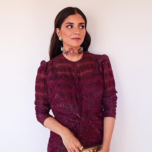 Invitadas en color burdeos: las mejores opciones en el color de moda de la temporada