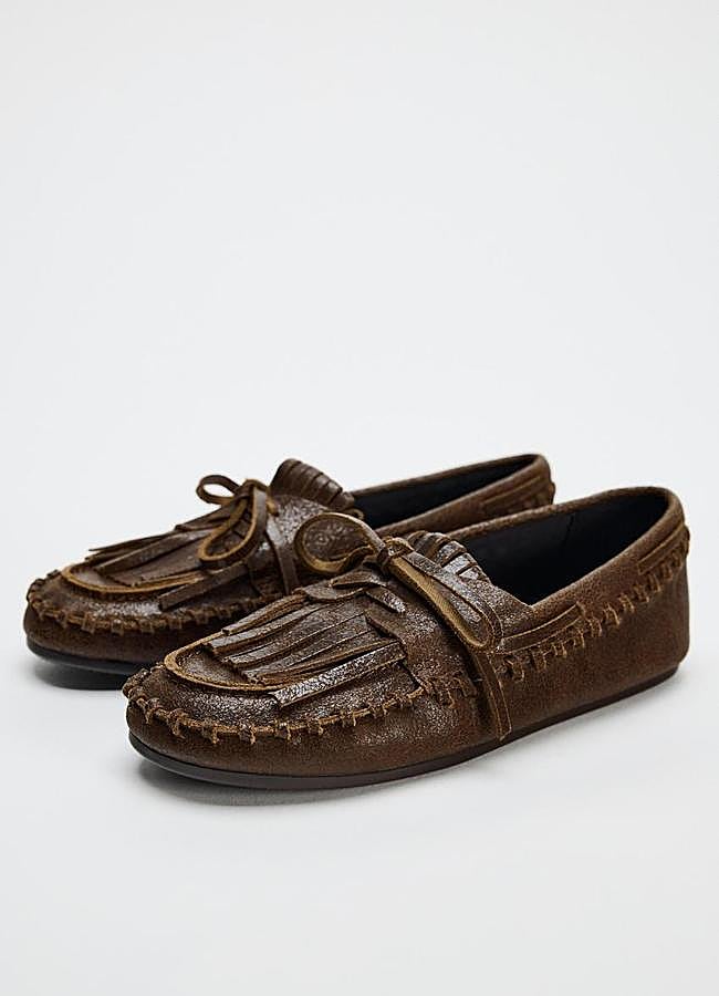 Imagen - Mocasines de piel y detalle de flecos de Zara.