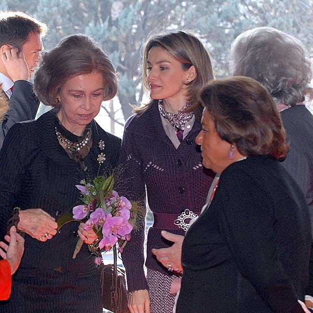 La infanta Pilar recibe a doña Sofía y a la reina Letizia a lsu llegada al Rastrillo Nuevo Futuro. 