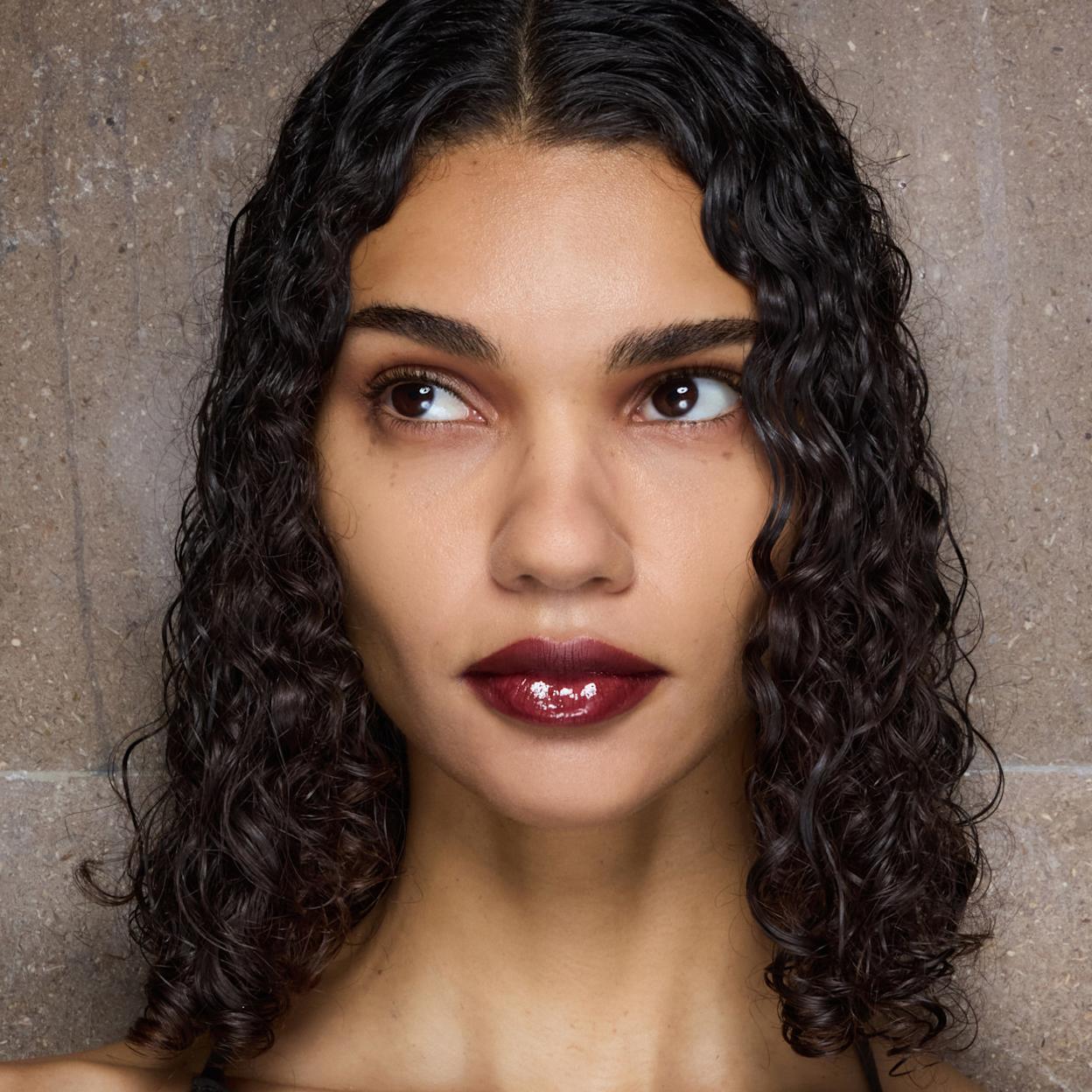 Cómo usar el peine para el pelo rizado