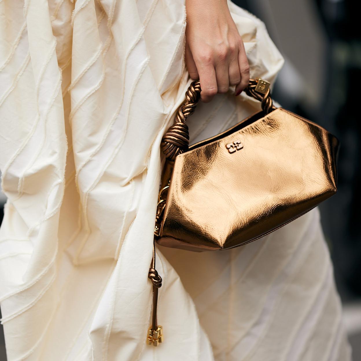 Mujer con bolso de fiesta