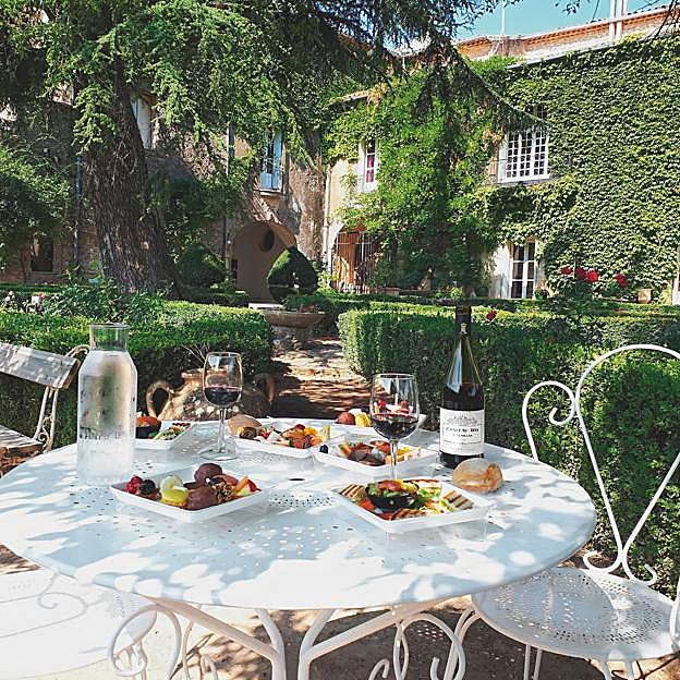 Imagen del patio del Château Bas d'Aumelas, en Francia.