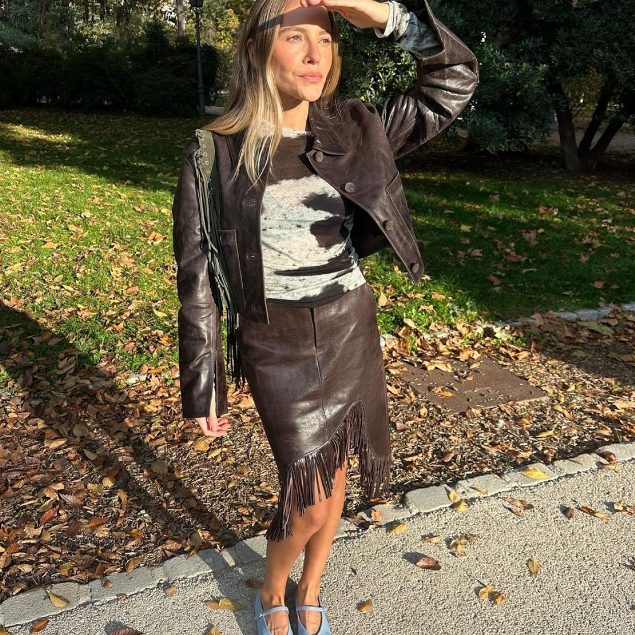 Una influencer con la falda de flecos de Parfois.