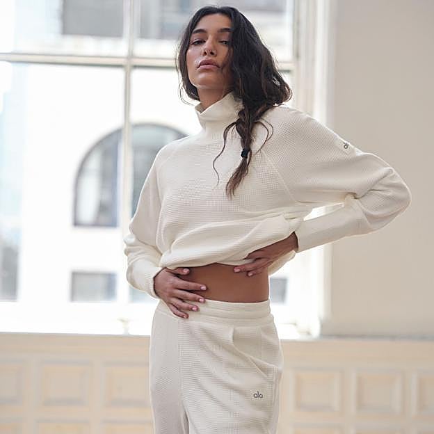 La postura del Marichi, la asana de yoga que mejora flexibilidad y fortalece abdominales a los 50