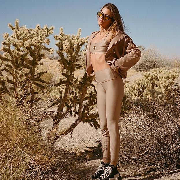 Mujer haciendo ejercicio al aire libre. 