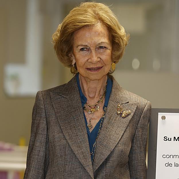 La reina Sofía, muy elegante, combina el traje más favorecedor del otoño con un broche muy original