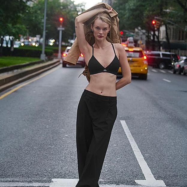 Mujer haciendo ejercicio en la ciudad. 
