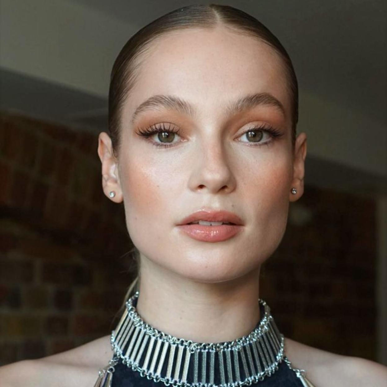 Hannah Dodd con pestañas largas