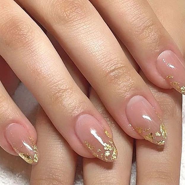 Manicura con detalles dorados brillantes