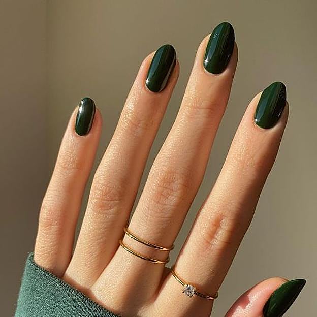 Manicura con esmalte verde oscuro