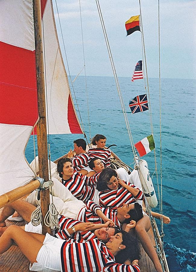 Imagen - Imagen de Slim Aarons en un barco italiano que refleja el bon vivant del libro que ilustra: Wine & Travel Italy, de Assouline.