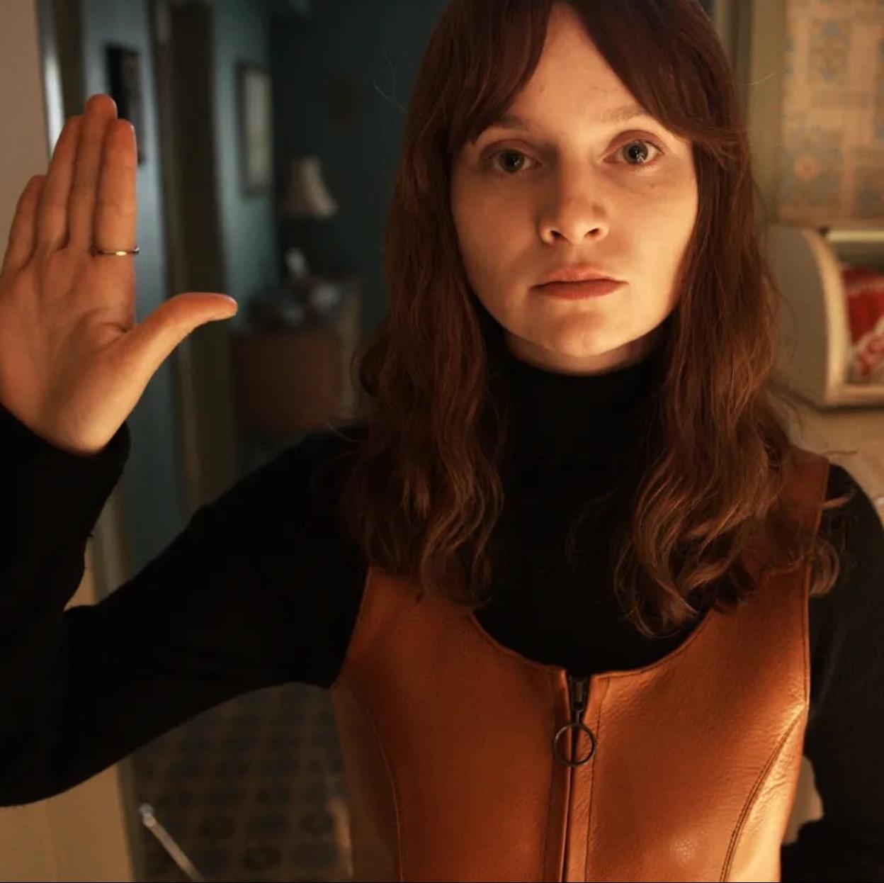 Lola Petticrew como Dolours Price en una imagen del último estreno de Disney +, No digas nada.