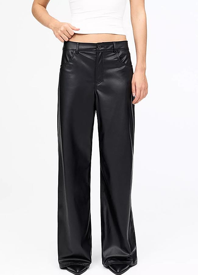 Imagen - Pantalón de cuero wide leg de Pull&Bear, 29,99 euros.