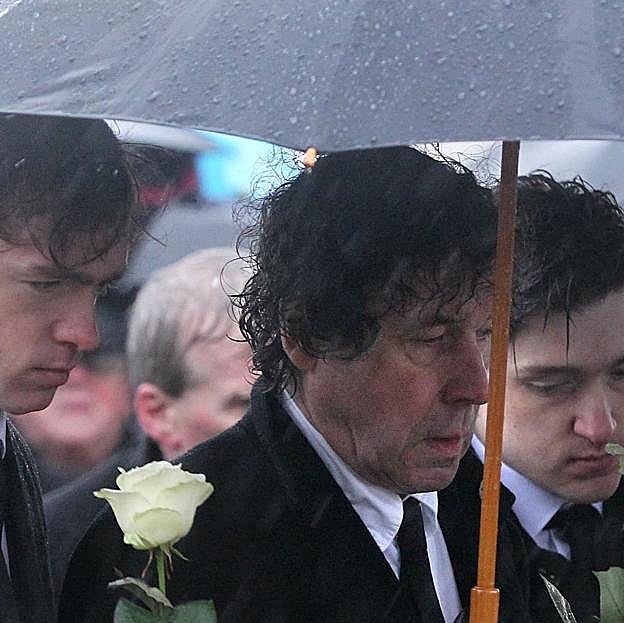 Stephen Rea junto a los hijos que tuvo con Doolours Price en el funeral de esta, celebrado en enero de 2013. 