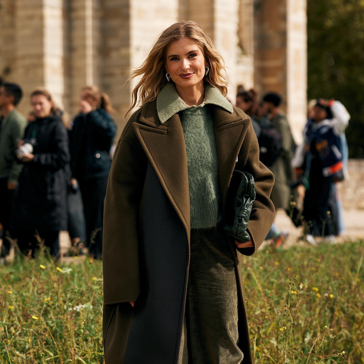 Influencer con abrigo tailoring