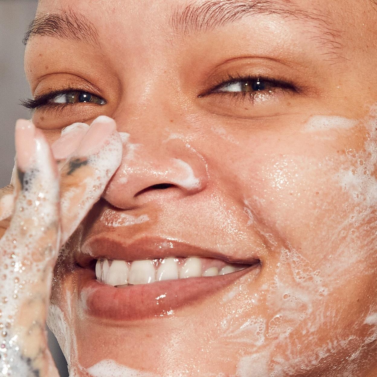 Rihanna limpiándose el rostro con este gel facial.