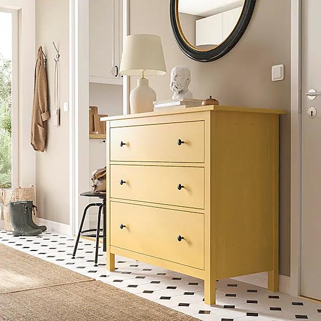 Cómoda HEMNES de IKEA en color amarillo, 219 euros.