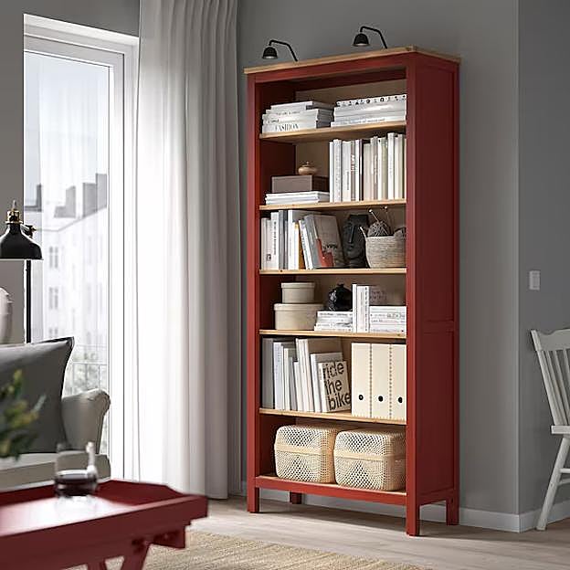 Librería HEMNES en color rojo de IKEA.